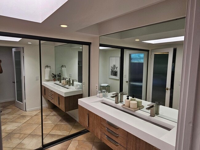 Building Photo - 2501 N Indian Canyon Dr