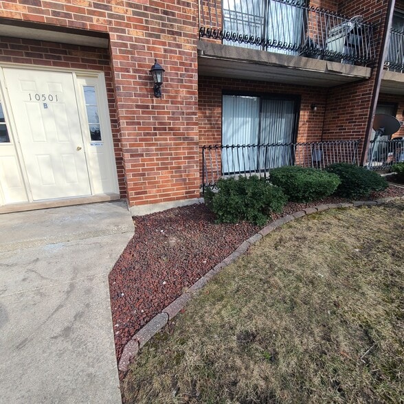 Building entry - 10501 S Highland Ave