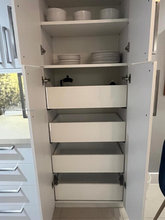 Building Photo - 1700 NW N River Dr