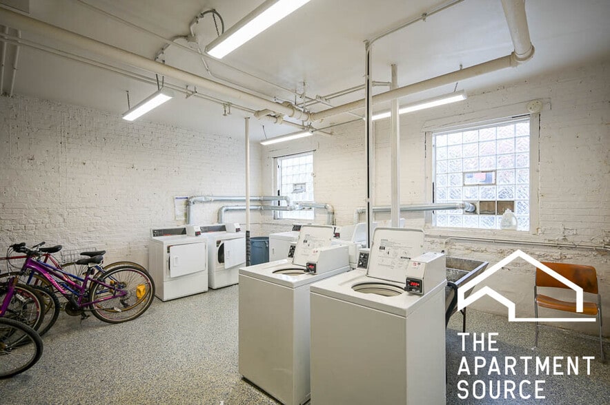 Building Photo - 2532 N Sawyer Ave