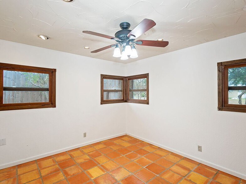 Building Photo - 6033 Rio Vista Ave