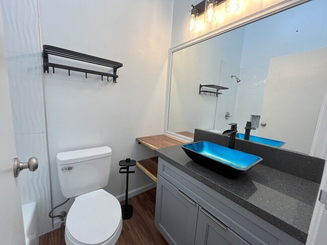 Building Photo - Renovated 3 bedroom, 2.5 bath split level ...