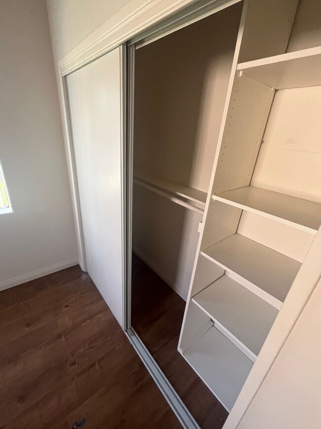 Building Photo - 5850 Cedarglen Dr