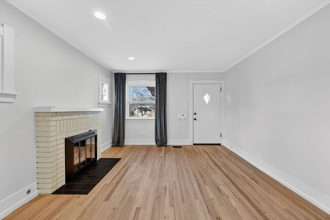 Building Photo - Platt Park Classic! 4 Beds, 2 Bath - Fully remodeled! Don't miss out on this one!