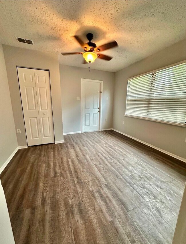 Building Photo - 3 bedroom 2 bathroom house fully fenced in...
