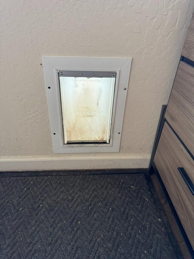 Building Photo - 830 W 12th St