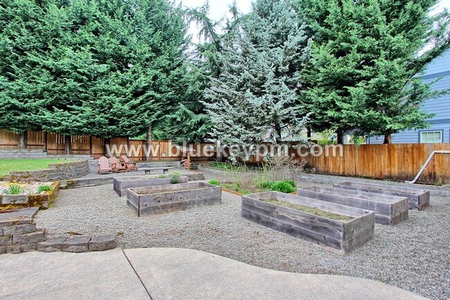 Building Photo - 3 Bed, 3 Bath Home with a LARGE 1/2 Acre Yard and Deck, Boathouse and 2 Bonus Rooms