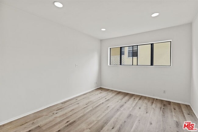 Building Photo - 1033 6th St