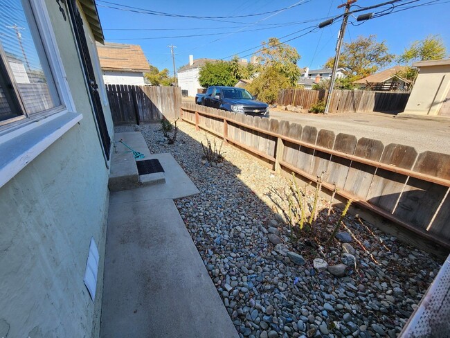 Building Photo - Quaint 2 bedroom home