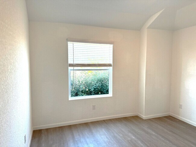 Building Photo - UPGRADED 2359 SF in HIDDEN TRAILS - 4 BR/3...