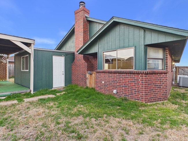 Building Photo - 3904 SW Parkridge Blvd