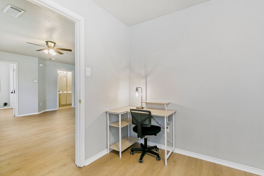 Building Photo - 107 S Crawford St