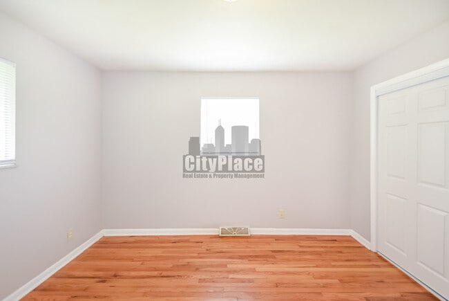 Building Photo - 1213 Taylor Dr E