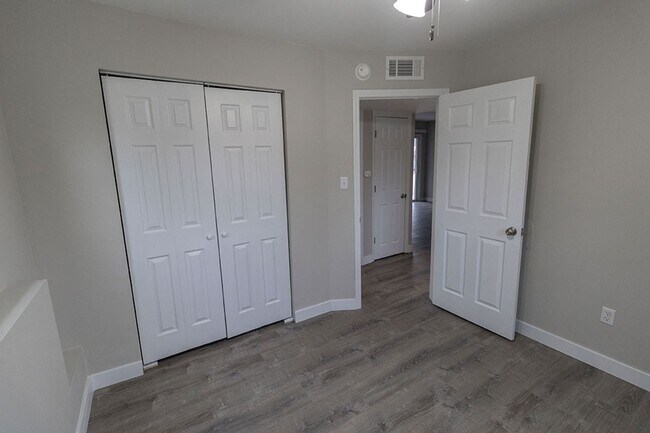 Building Photo - Fully Updated 2 BDR Apartment