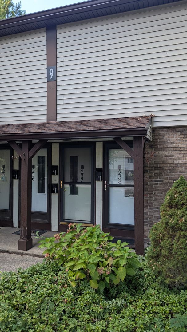 Building Photo - Recently renovated 1st floor condo for ren...