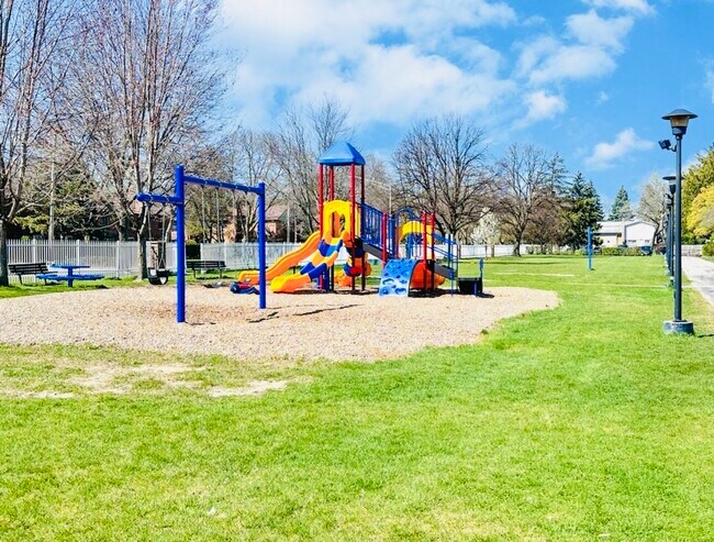 Building Photo - 1609 N Windsor Dr