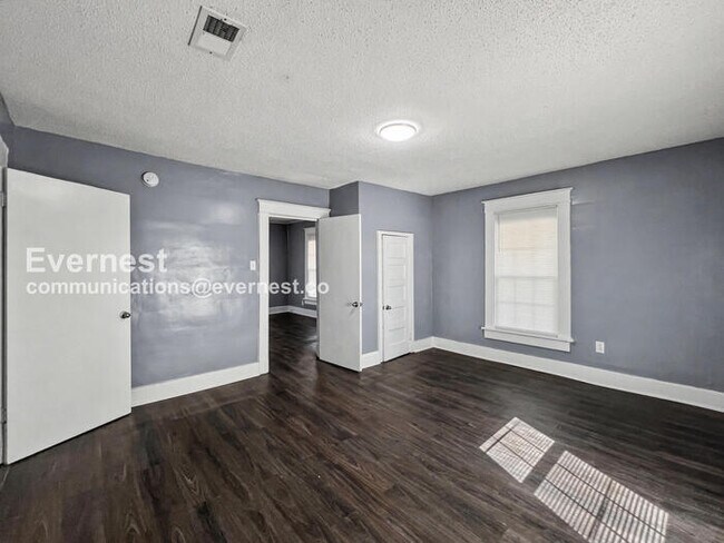 Building Photo - 3 Bed/1 Bath Home with Modern Amenities / Pet-Friendly / Vouchers Accepted / Available Now!