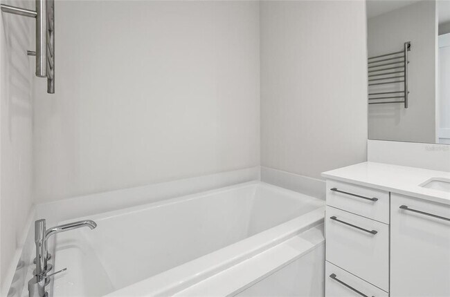 Building Photo - 301 1st St S