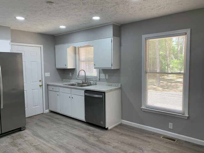 Building Photo - Charming 3 Bed, 2 Bath Home in Fayetteville