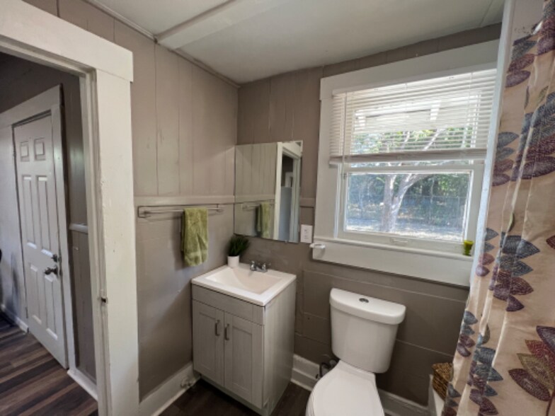 Building Photo - 521 W Ridgewood Ct