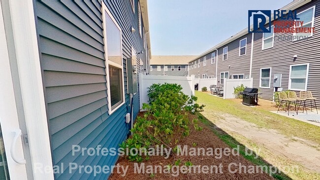 Building Photo - Beautiful and Spacious End Unit Townhouse