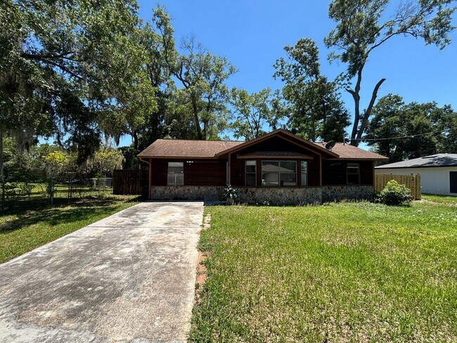 Building Photo - Ocala Park Estates / 2/2 ***Won't Last***