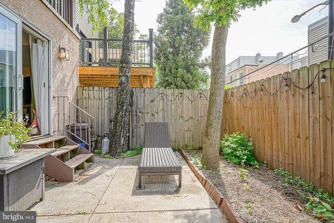 Building Photo - 1926 Bainbridge St