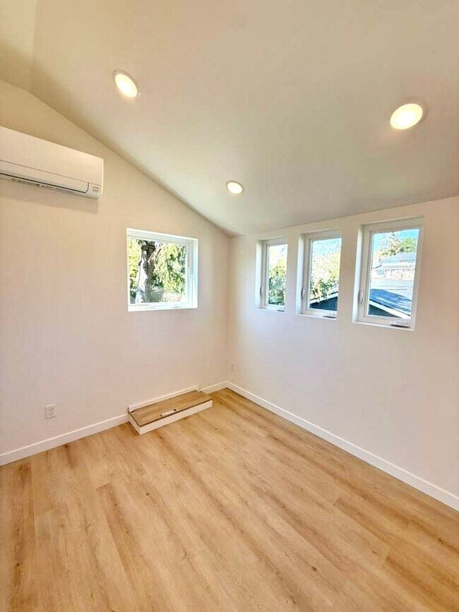 Building Photo - Arbor Heights 2-Bedroom Home in a Prime Location