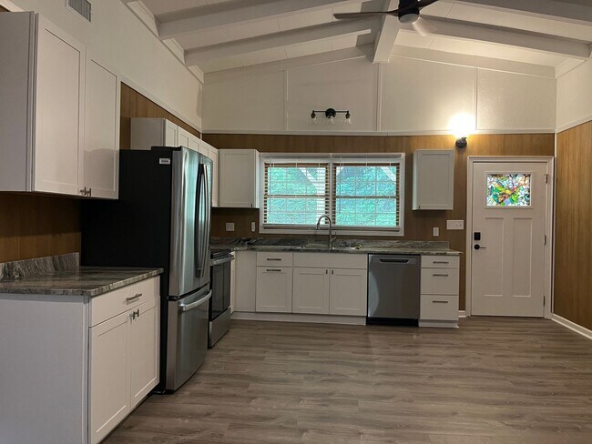 Building Photo - Spacious 4 Bedroom 2 bath home in Pawley's...