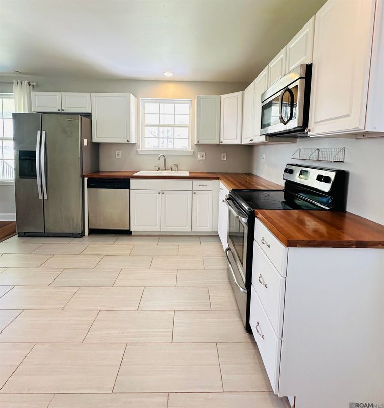 Building Photo - 376 Croydon Ave