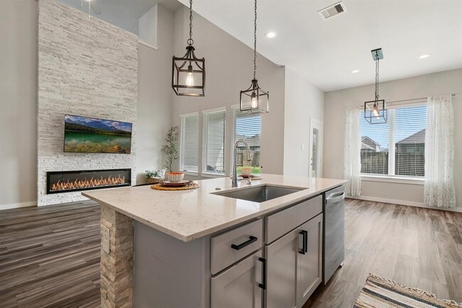Building Photo - 14261 Lake Lodge Dr
