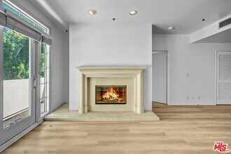 Building Photo - 2222 Beachwood Dr