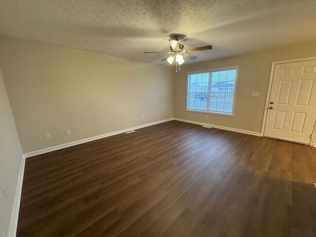 Building Photo - Spacious 3 bedroom, two bathroom home close to GM, Magna and Industrial Park