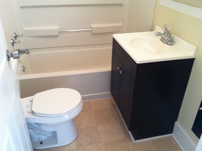 Building Photo - Three Bedroom Townhouse For Rent (East Rochester)