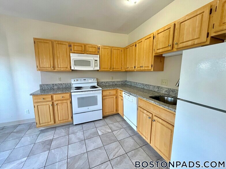 Building Photo - 1131 Commonwealth Ave