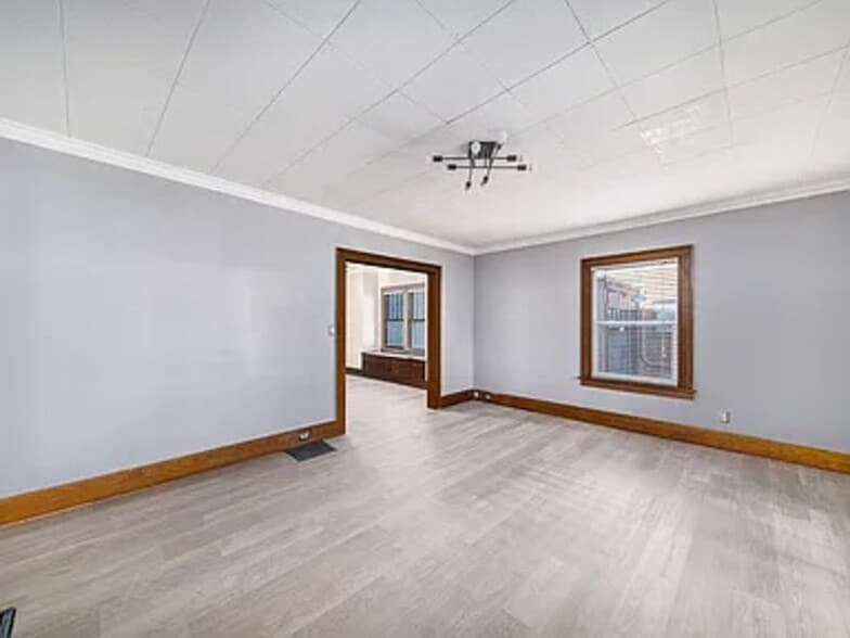 Building Photo - 441 Forest St