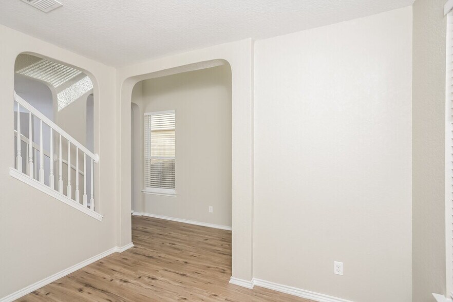 Building Photo - 10310 Sun Ml