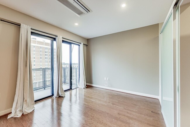 Building Photo - 1 Bed + 1 FB / Luxury Living in the heart ...