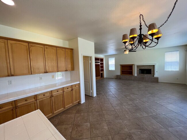 Building Photo - Spacious 4 Bedroom 3 Bathroom Home with 3 ...