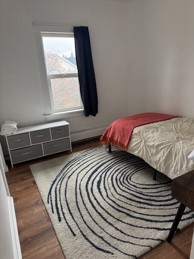 Building Photo - 1015 Pine Ave