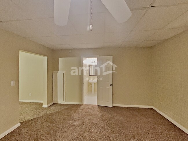 Building Photo - 235 Stillwater Ct