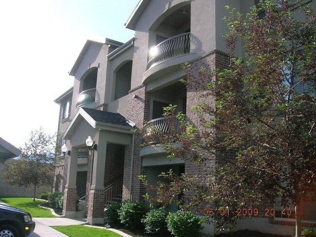 Building Photo - Great Condo with Tile & Granite