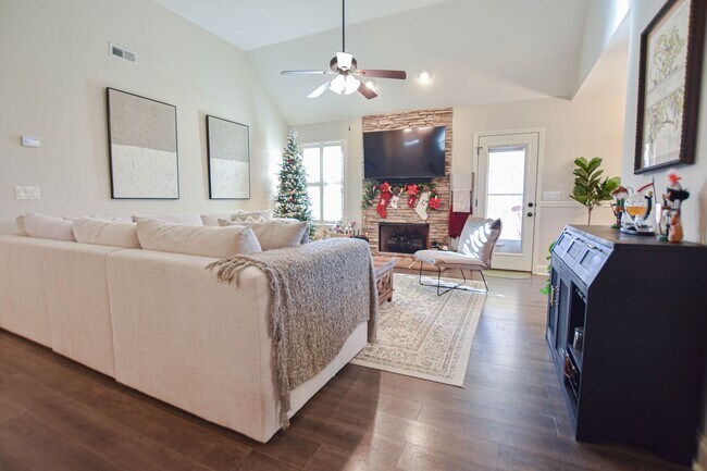 Building Photo - Pet Friendly Three Bedroom with Bonus!