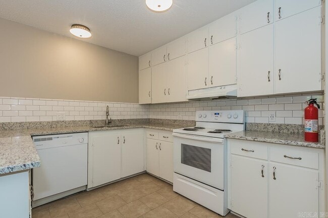 Building Photo - 1576 Skyline Dr