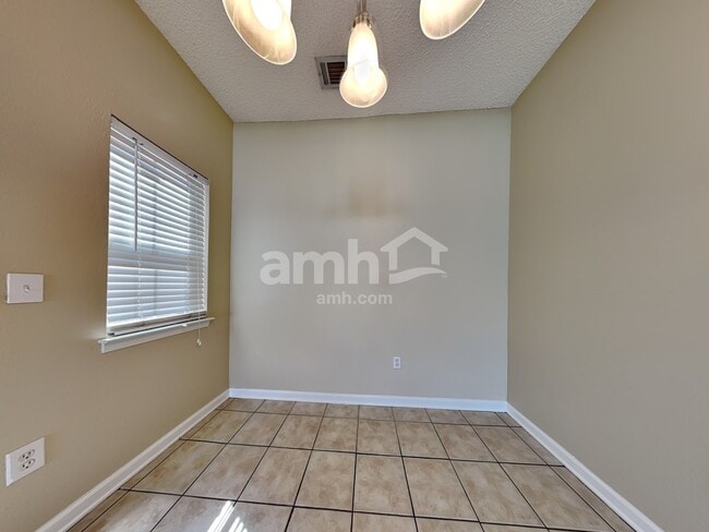 Building Photo - 521 Amsonia Cir