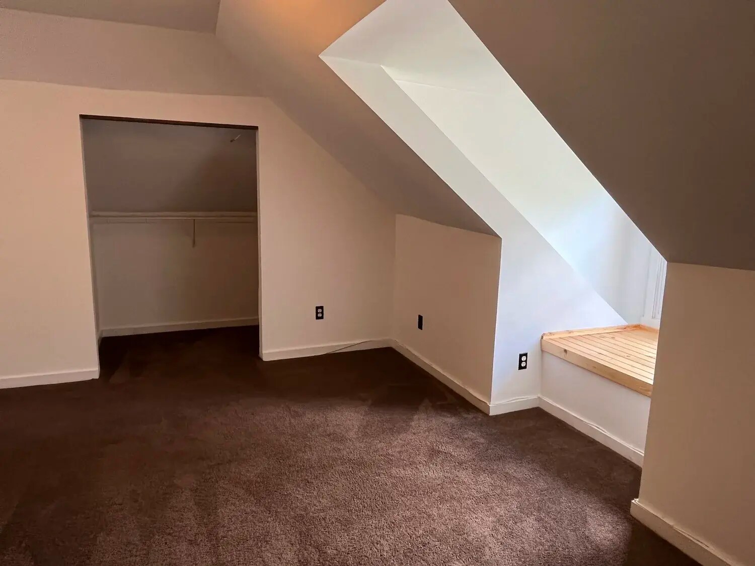 Building Photo - 723 E 10th St