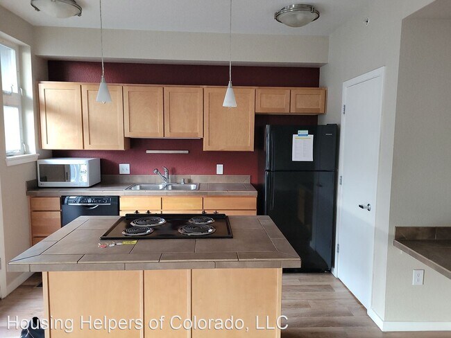 Building Photo - 2 br, 2.5 bath House - 2830 East College A...