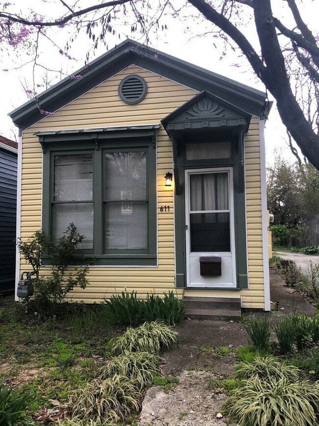 Building Photo - 611 W Magnolia Ave