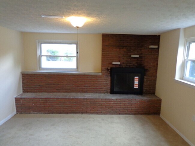 Building Photo - Spacious 3-Bedroom Split-Level Home with L...