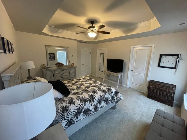 Building Photo - Stunning 3BD, 2.5BA End Unit Durham Townho...